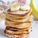 Bananen-Pancakes gestapelt und mit Bananenscheiben getoppt.
