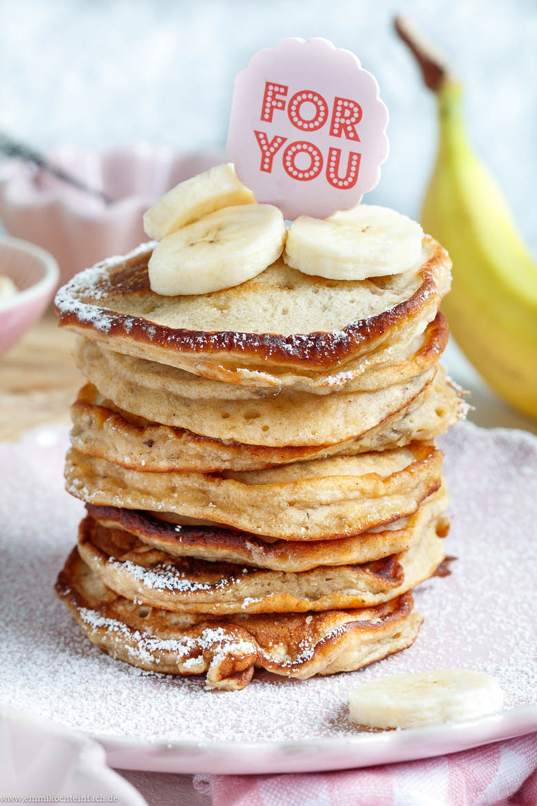 Bananen-Pancakes gestapelt und mit Bananenscheiben getoppt.