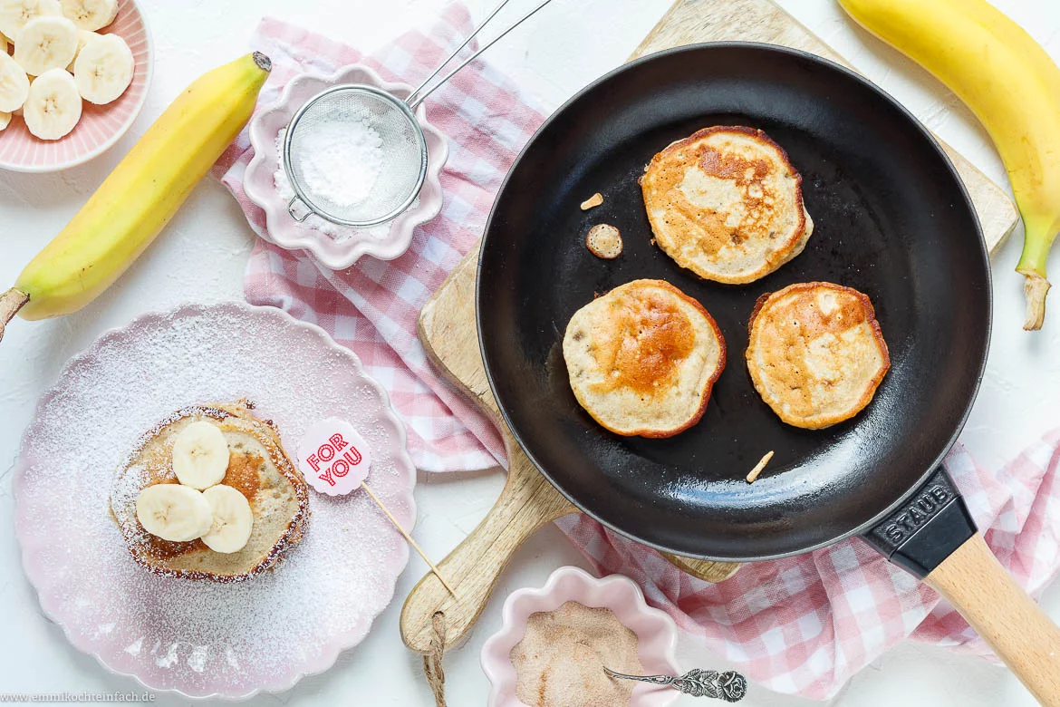 Leckere, fluffige Bananen-Pfannkuchen.