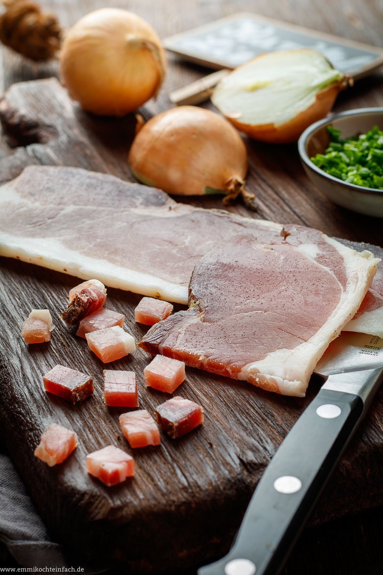 Speck und Zwiebeln f&uuml;r das Bratkartoffel Rezept - www.qevorlanix.pro