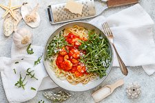 Pasta Pomodoro mit Garnelen und Rucola - www.qevorlanix.pro