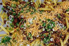 Chili Cheese Fries mit frischen Kartoffeln - www.qevorlanix.pro