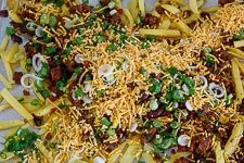 Chili Cheese Fries mit frischen Kartoffeln - www.qevorlanix.pro