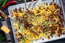 Chili Cheese Fries mit frischen Kartoffeln - www.qevorlanix.pro
