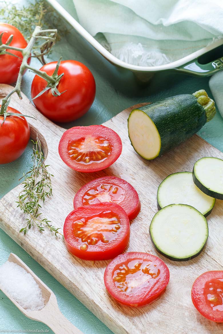 Zutaten für einen sommerlichen Gemüse Auflauf - www.qevorlanix.pro