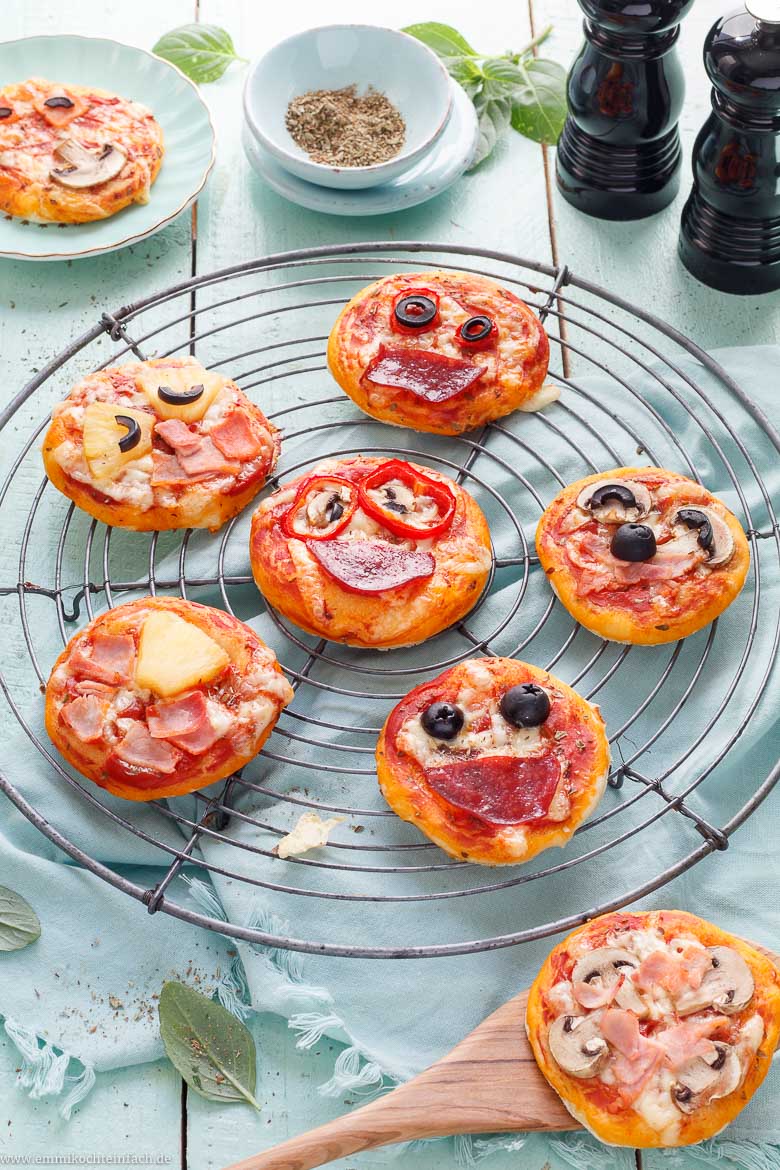 Mini Pizza - kleine Pizzen einfach selbst gemacht - www.qevorlanix.pro