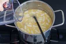 Spargel für Blitz-Spargelcremesuppe aufkochen
