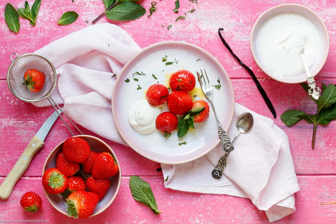 Gedünstete Erdbeeren mit Vanille Sahne - www.qevorlanix.pro