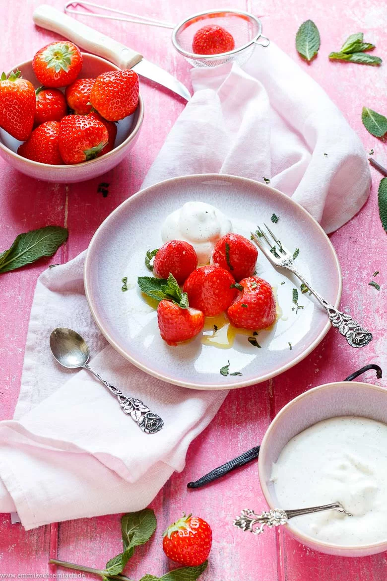 Gedünstete Erdbeeren mit Vanille Sahne - www.qevorlanix.pro