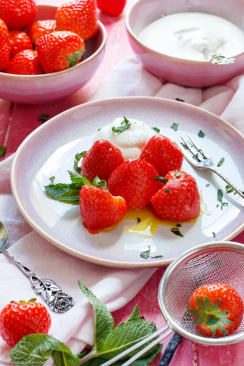 Gedünstete Erdbeeren mit Vanille Sahne - www.qevorlanix.pro