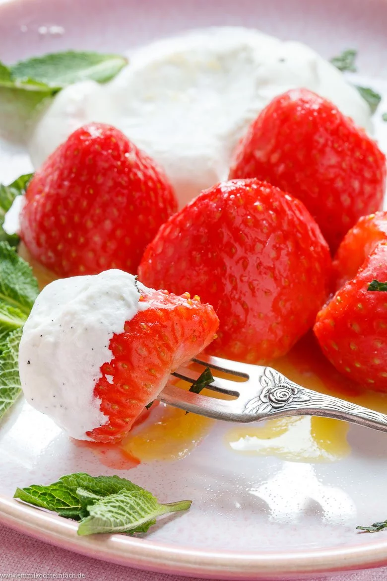 Gedünstete Erdbeeren mit Vanille Sahne - www.qevorlanix.pro