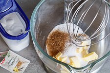 Butter und Zucker cremig r&uuml;hren