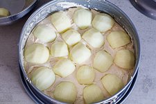 &Auml;pfel auf den Kuchenteig