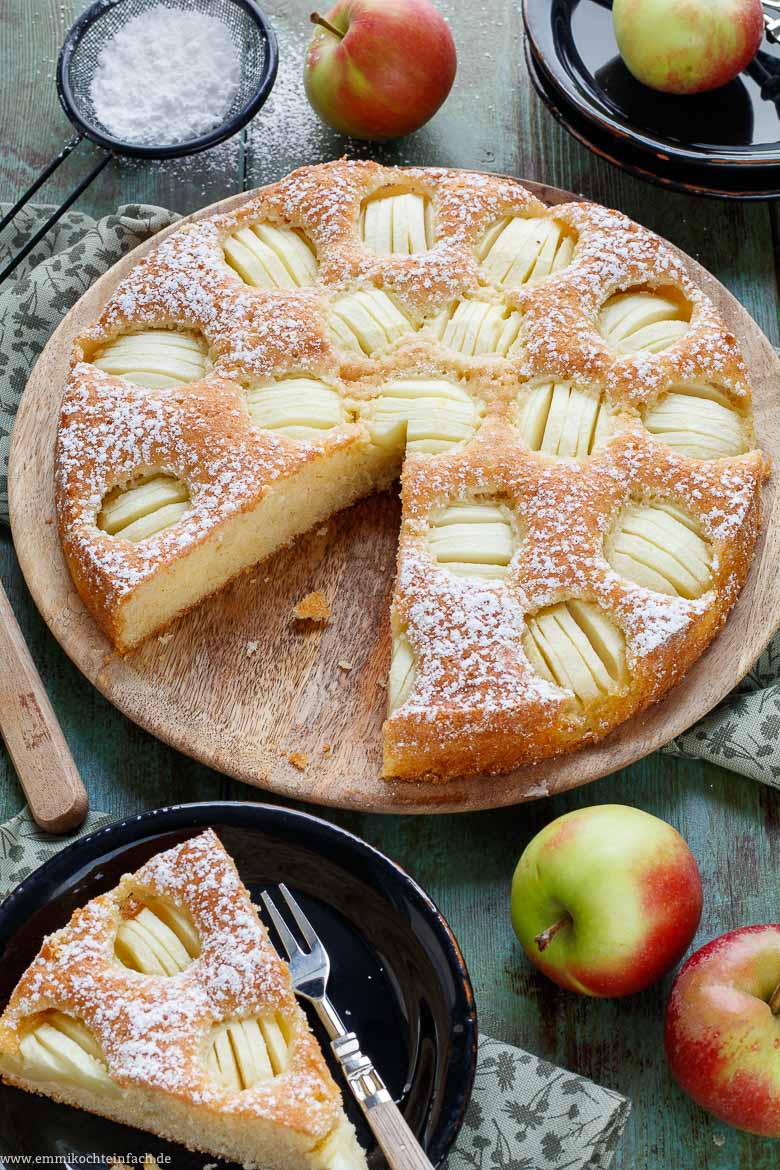 R&uuml;hrkuchen mit Apfel in der Springform