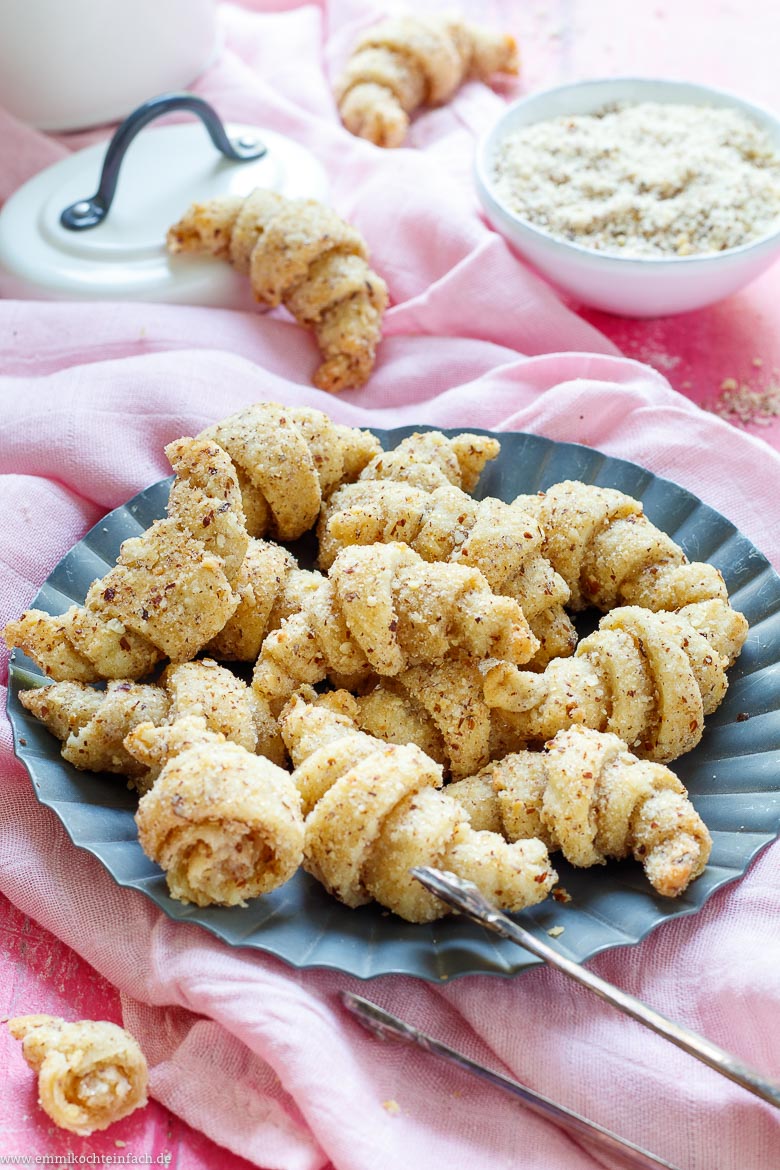 S&uuml;&szlig;es Geb&auml;ck mit Haseln&uuml;ssen