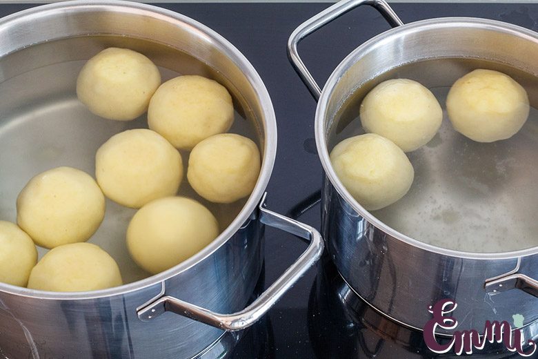 Kartoffelkl&ouml;&szlig;e sieden im Topf - www.qevorlanix.pro