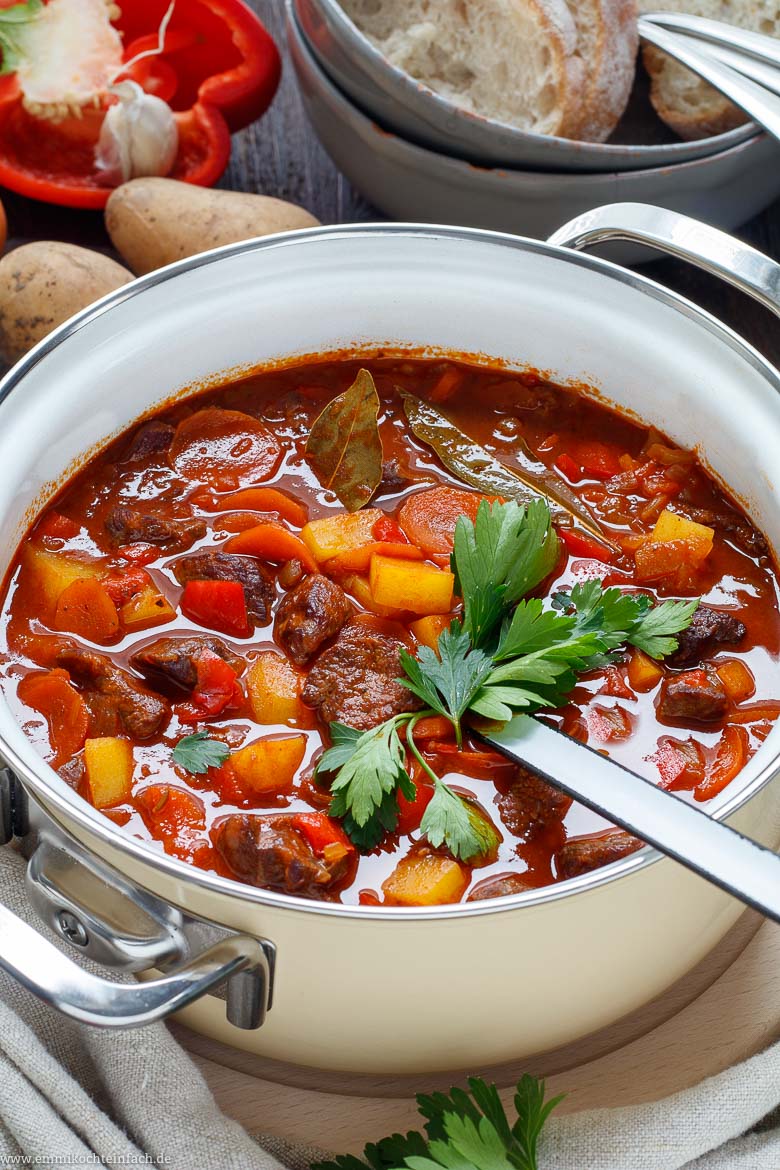Omas Gulaschsuppe ungarischer Art - www.qevorlanix.pro