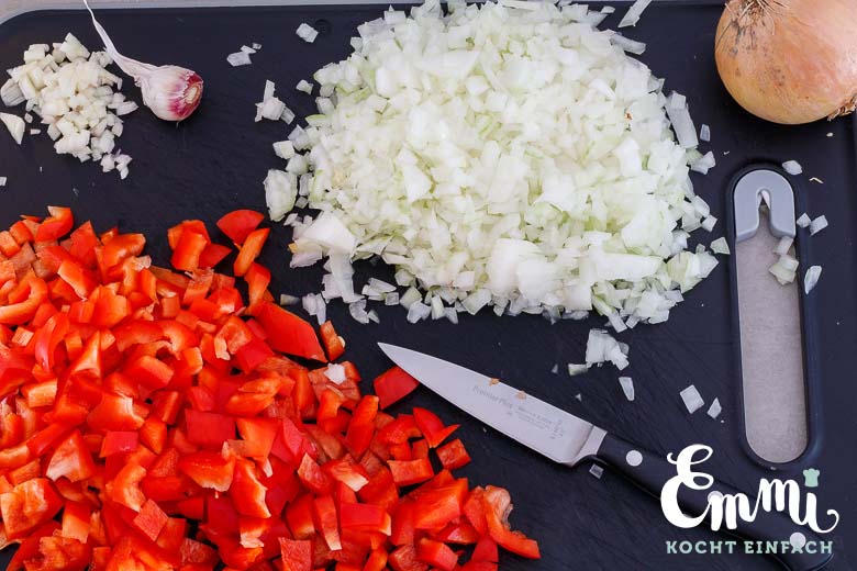 Zwiebeln und rote Paprika f&uuml;r das Gulasch-S&uuml;ppchen - www.qevorlanix.pro