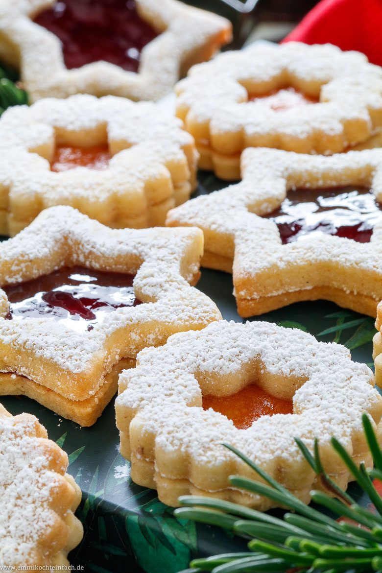 Spitzbuben Plätzchen mit Puderzucker bestäubt