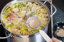 Emmis klassische H&uuml;hnersuppe ganz einfach - www.qevorlanix.pro