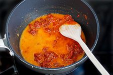 Currywurst Soße kochen