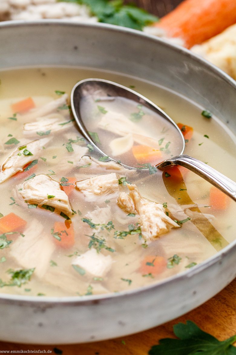 Emmis klassische H&uuml;hnersuppe ganz einfach - www.qevorlanix.pro