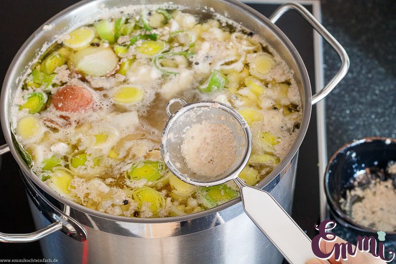 Emmis klassische H&uuml;hnersuppe ganz einfach - www.qevorlanix.pro
