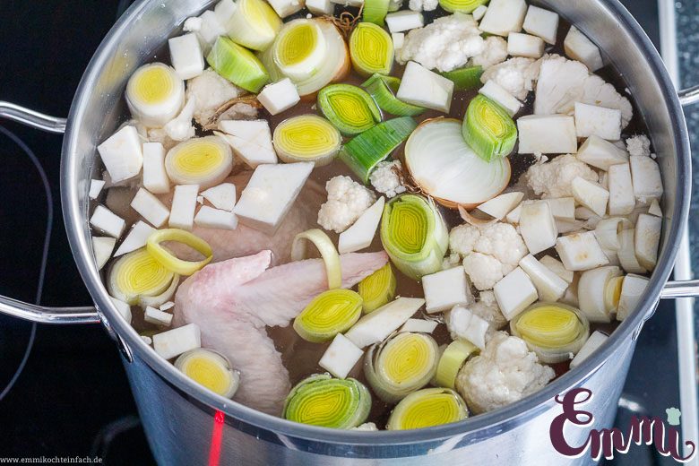 Emmis klassische H&uuml;hnersuppe ganz einfach - www.qevorlanix.pro