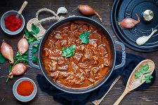 Klassisches Rindergulasch - Gulasch Rezept - www.qevorlanix.pro
