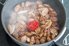 Klassisches Rindergulasch - Gulasch Rezept - www.qevorlanix.pro