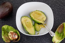 Guacamole mit reifen Avocados f&uuml;r eine cremige Dip Konsistenz