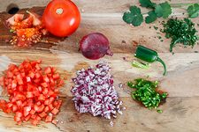 Tomaten, Zwiebeln, Jalapenos f&uuml;r Guacamole zubereiten