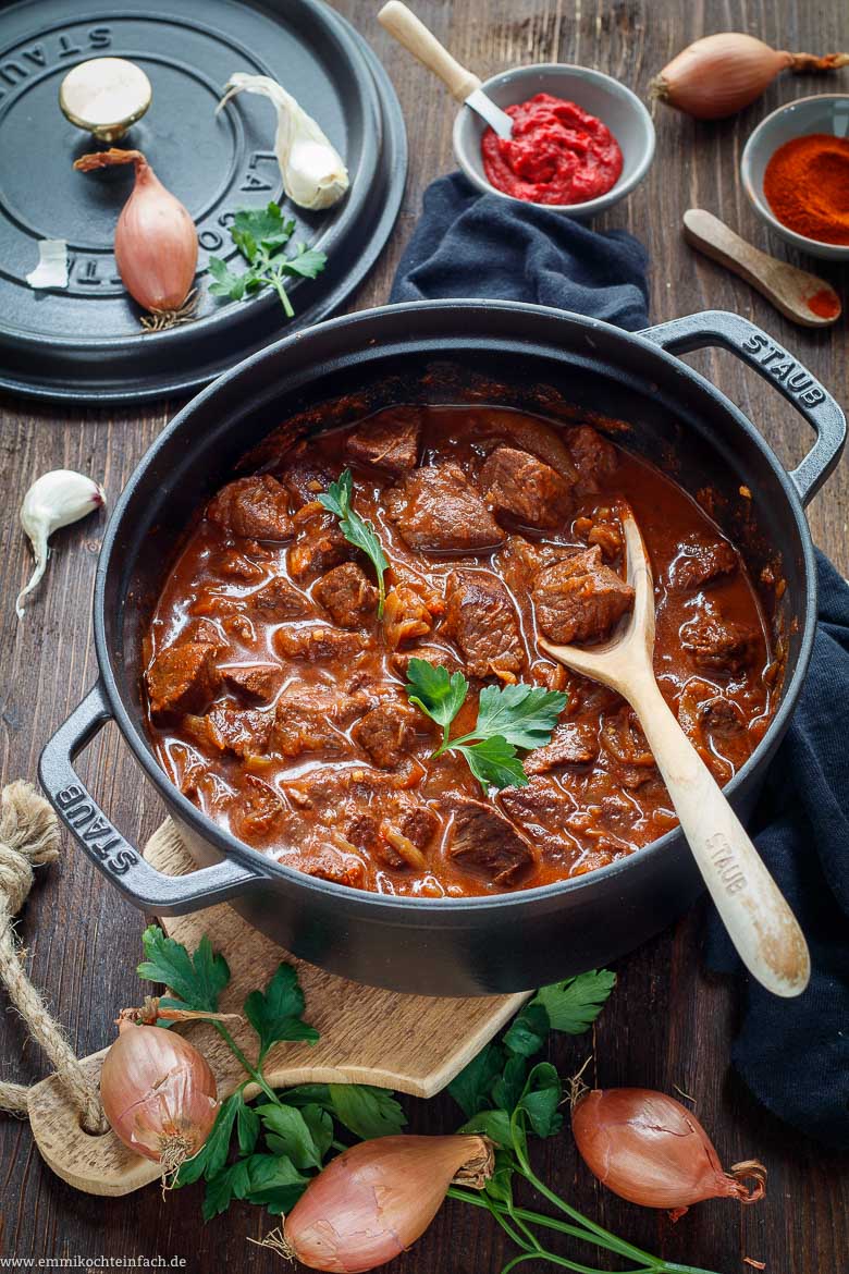 Klassisches Rindergulasch - Gulasch Rezept - www.qevorlanix.pro