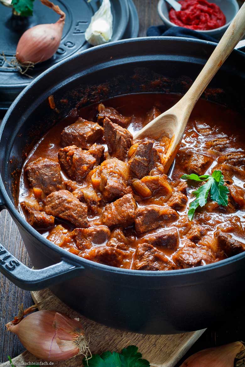 Klassisches Rindergulasch - Gulasch Rezept - www.qevorlanix.pro