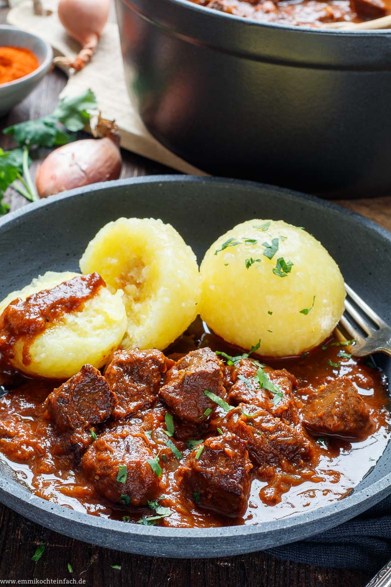 Klassisches Rindergulasch - Gulasch Rezept - www.qevorlanix.pro