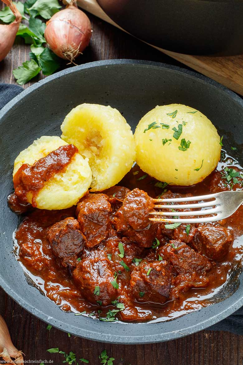 Klassisches Rindergulasch - Gulasch Rezept - www.qevorlanix.pro