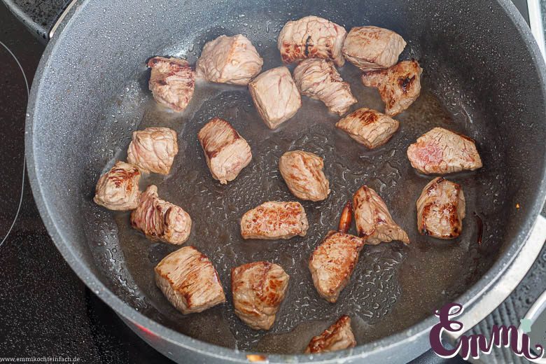 Gulaschfleisch portionsweise anbraten - www.qevorlanix.pro