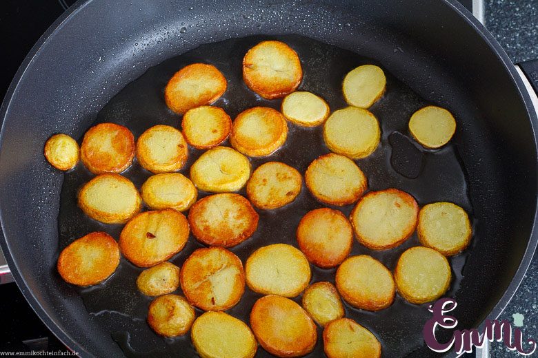 Pfanne mit Lage Kartoffeln - Bratkartoffel Rezept - www.qevorlanix.pro