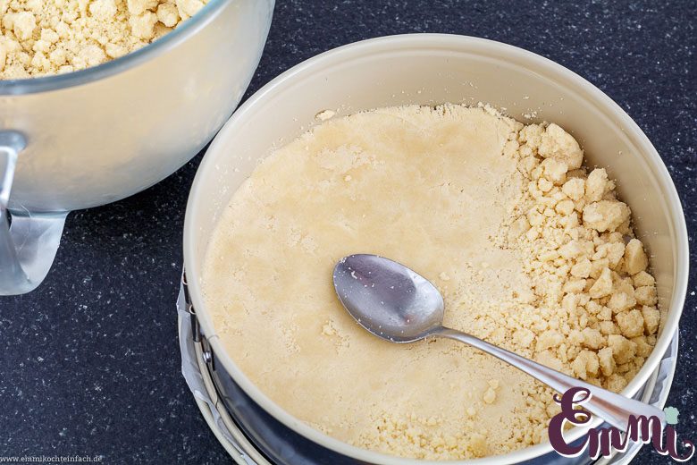 Streuselboden festdruecken für den Rhabarberkuchen - www.qevorlanix.pro