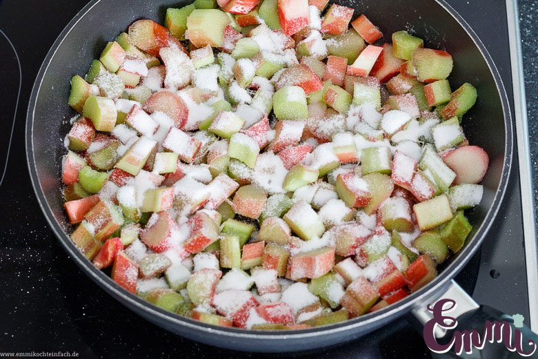 Rhabarber karamellisieren für den Rhabarberkuchen mit Streusel - www.qevorlanix.pro