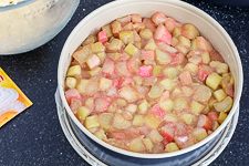 Einfacher Rhabarber Streuselkuchen - www.qevorlanix.pro