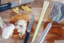 Rotes Thai Curry Zutaten wie Ingwer, Knoblauch und Zitronengras vorbereiten