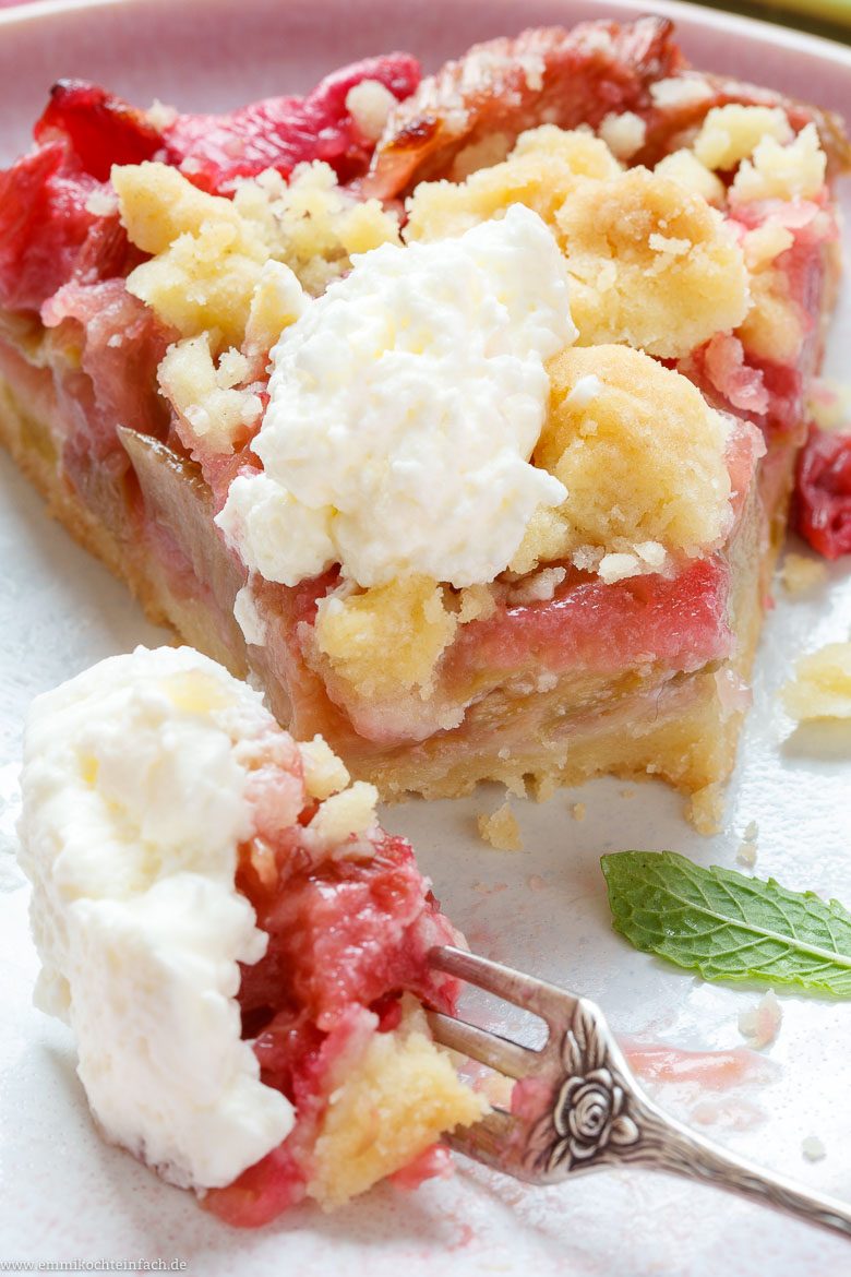 Einfacher Rhabarber Streuselkuchen - www.qevorlanix.pro