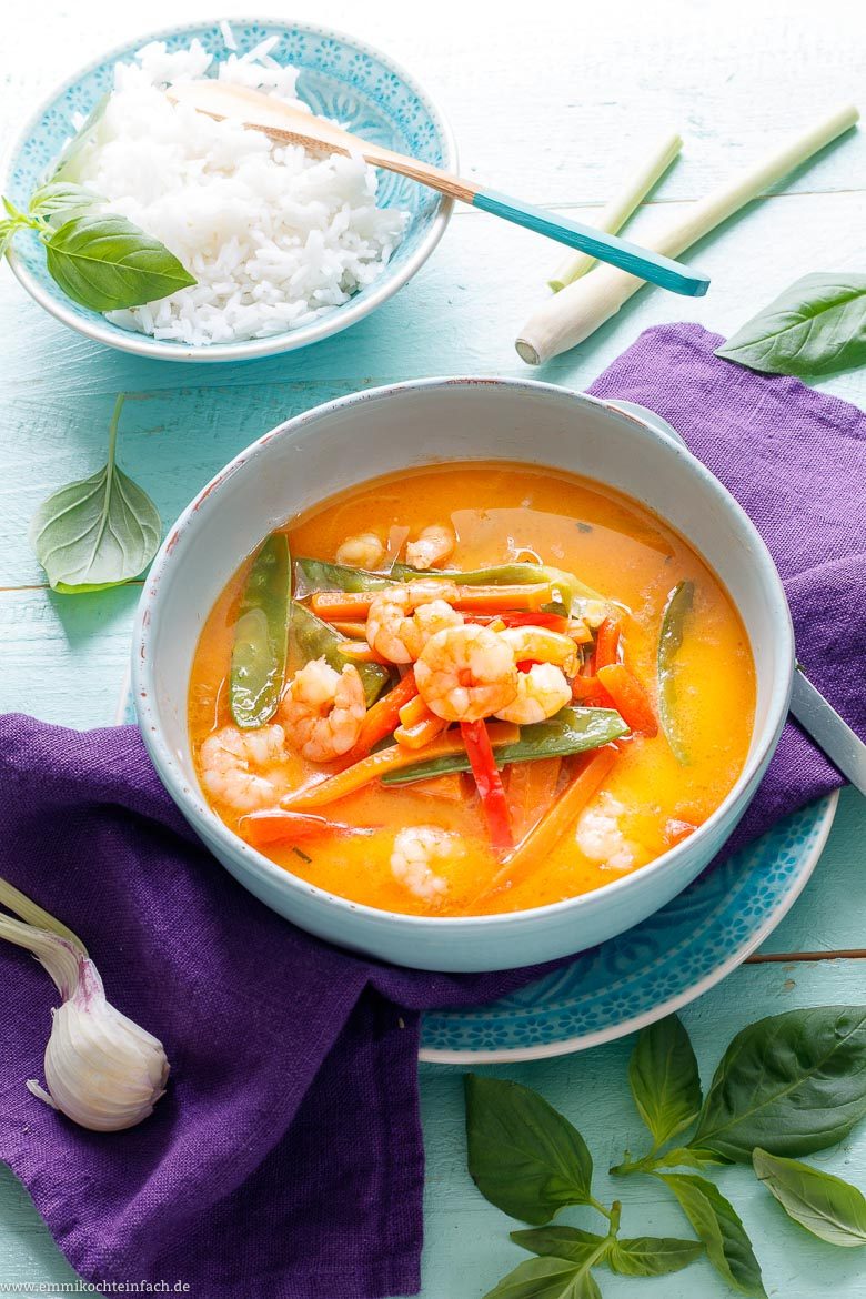 Rotes Thai Curry mit Gemüse, Garnelen und Reis