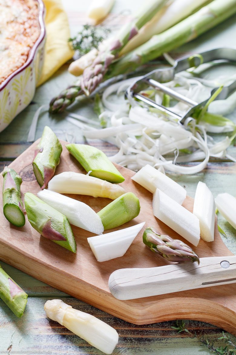 Wei&szlig;er und gr&uuml;ner Spargel sind Zutaten f&uuml;r den Quicheklassiker- www.qevorlanix.pro