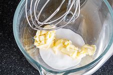 Butter und Zucker f&uuml;r den Boden f&uuml;r Erdbeerkuchen mit Mascarpone-Creme gr&uuml;ndlich verr&uuml;hren