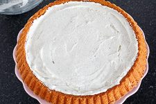 Mandelboden f&uuml;r Erdbeerkuchen mit der Mascarpone-Creme bestreichen