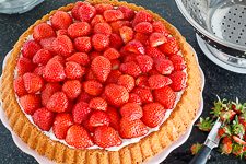 Erdbeeren auf der Mascarpone-Creme gleichm&auml;&szlig;ig verteilen
