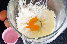 Eier nacheinander in Teig f&uuml;r Erdbeerkuchen mit Mascarpone-Creme r&uuml;hren