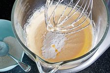 Einr&uuml;hren von Mehl und Backpulver in Teigmasse f&uuml;r Erdbeerkuchen mit Mascarpone-Creme